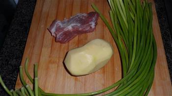 蒜薹土豆丝炒肉的做法步骤1
