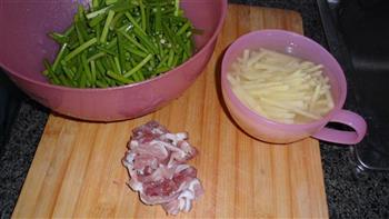 蒜薹土豆丝炒肉的做法步骤2