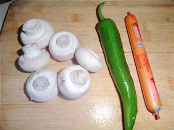 香肠口蘑菠菜面的做法步骤1