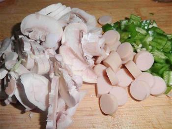 香肠口蘑菠菜面的做法步骤2