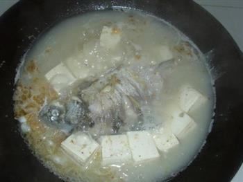 茼蒿鲫鱼豆腐汤的做法步骤8