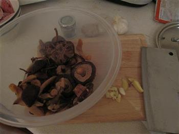 菌菇汤的做法步骤3
