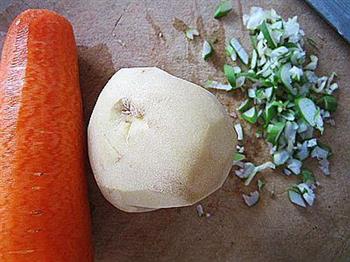 胡萝卜土豆烧鸡翅的做法步骤3
