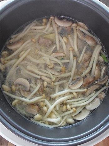 鸡腿菌菇汤的做法步骤11