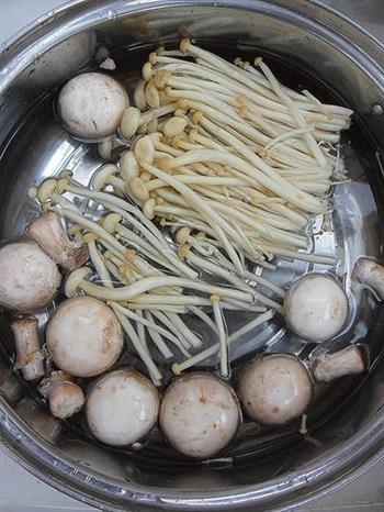 鸡腿菌菇汤的做法步骤2