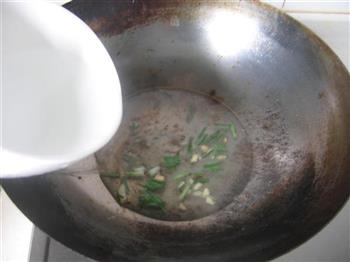 蘑菇鲫鱼汤的做法步骤3
