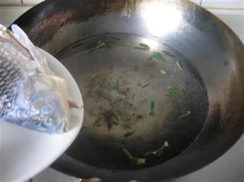 蘑菇鲫鱼汤的做法步骤4