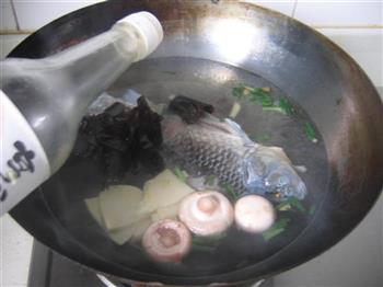蘑菇鲫鱼汤的做法步骤6