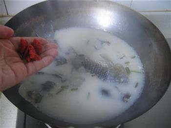 蘑菇鲫鱼汤的做法步骤7