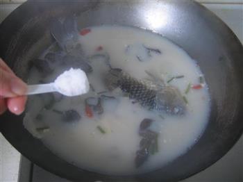 蘑菇鲫鱼汤的做法图解8