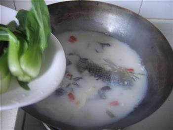 蘑菇鲫鱼汤的做法步骤9