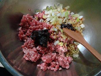 芹菜猪肉锅贴的做法步骤2
