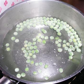 西红柿豌豆炒鸡蛋的做法步骤3