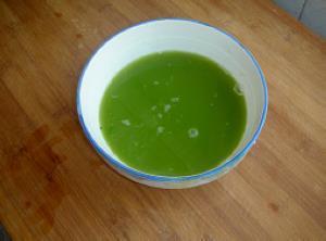 菠菜汁海鲜汤的做法步骤3