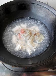 菠菜汁海鲜汤的做法步骤4