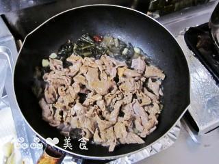 酸菜炒牛肉的做法步骤11
