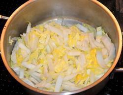 大白菜蛋饺粉丝汤的做法步骤1