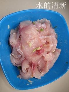 豆腐金针菇焖鱼片的做法步骤2