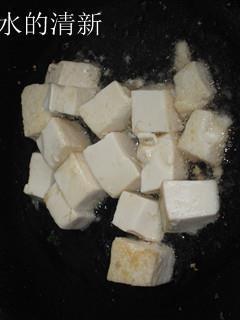 豆腐金针菇焖鱼片的做法步骤6