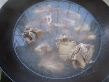 荸荠玉米芦笋猪骨汤的做法步骤2