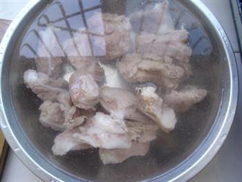 荸荠玉米芦笋猪骨汤的做法步骤3