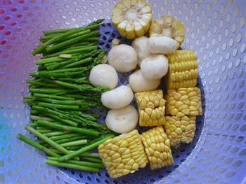 荸荠玉米芦笋猪骨汤的做法步骤6