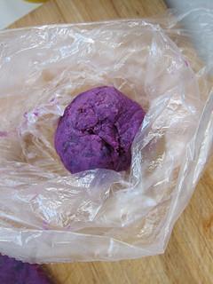 奶香紫薯芝麻饼的做法步骤4