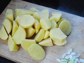 脊骨炖土豆的做法步骤2