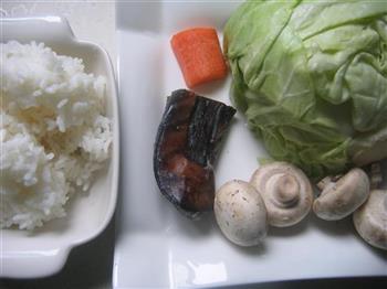 口蘑卷心菜肉炒饭的做法步骤1