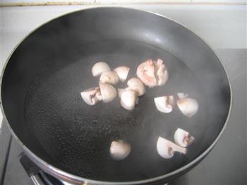 口蘑卷心菜肉炒饭的做法图解3
