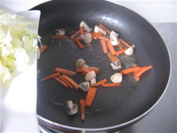 口蘑卷心菜肉炒饭的做法步骤4