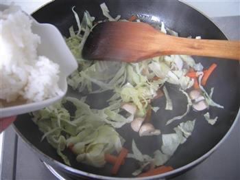 口蘑卷心菜肉炒饭的做法步骤5