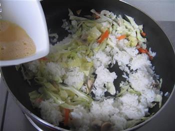 口蘑卷心菜肉炒饭的做法步骤6