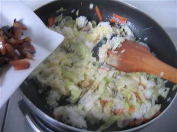 口蘑卷心菜肉炒饭的做法步骤7