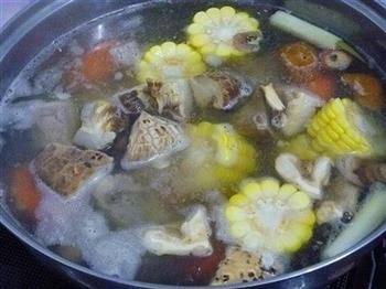 花菇玉米排骨汤的做法图解10