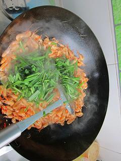韭菜炒河虾的做法步骤9