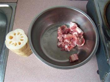 莲藕排骨汤的做法步骤1