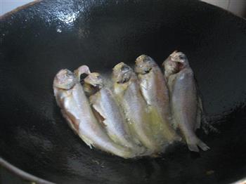 油煎小黄鱼的做法步骤2