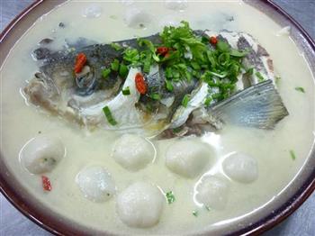 荠菜汤圆炖鱼头的做法步骤8