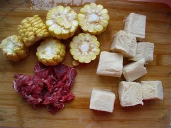 玉米豆腐牛肉菜汤的做法步骤1