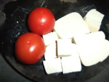 西红柿炖豆腐的做法图解1