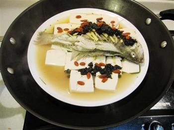 橄榄菜蒸鲈鱼的做法步骤4