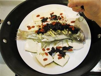 橄榄菜蒸鲈鱼的做法图解5