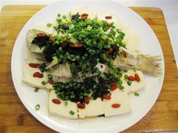 橄榄菜蒸鲈鱼的做法图解6
