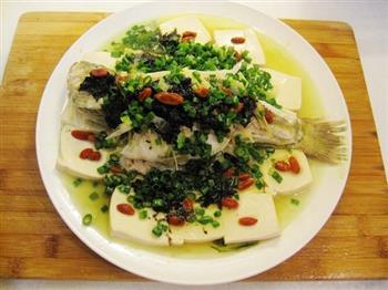 橄榄菜蒸鲈鱼的做法图解7