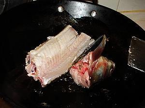 鱼头鱼骨豆腐汤的做法图解4