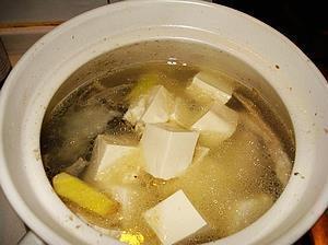 鱼头鱼骨豆腐汤的做法图解6