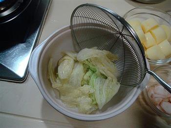 骨汤海鲜豆腐煲的做法步骤5