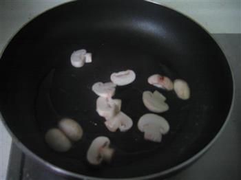 茭白炒口蘑的做法图解2