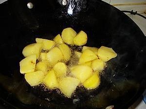 土豆烧鸭块的做法图解3
